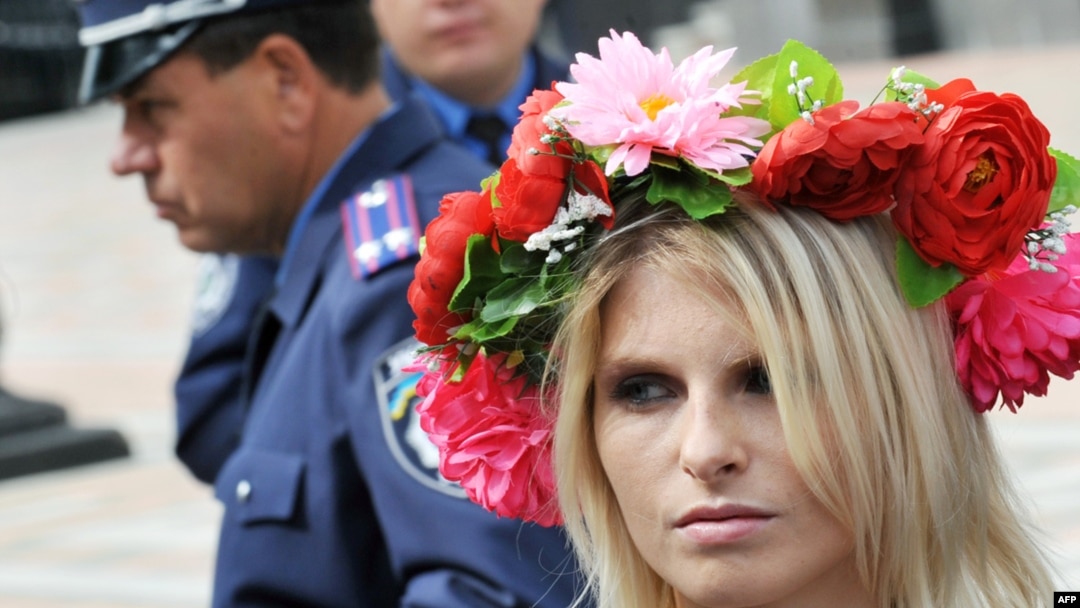 Анастасия Хаген (Грышай) перед журналистами в Киеве. Украина, 8 сентября 2010 года.