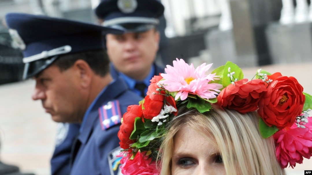 Выступление активисток FEMEN в Киеве у здания Верховной Рады в сентябре 2010 года