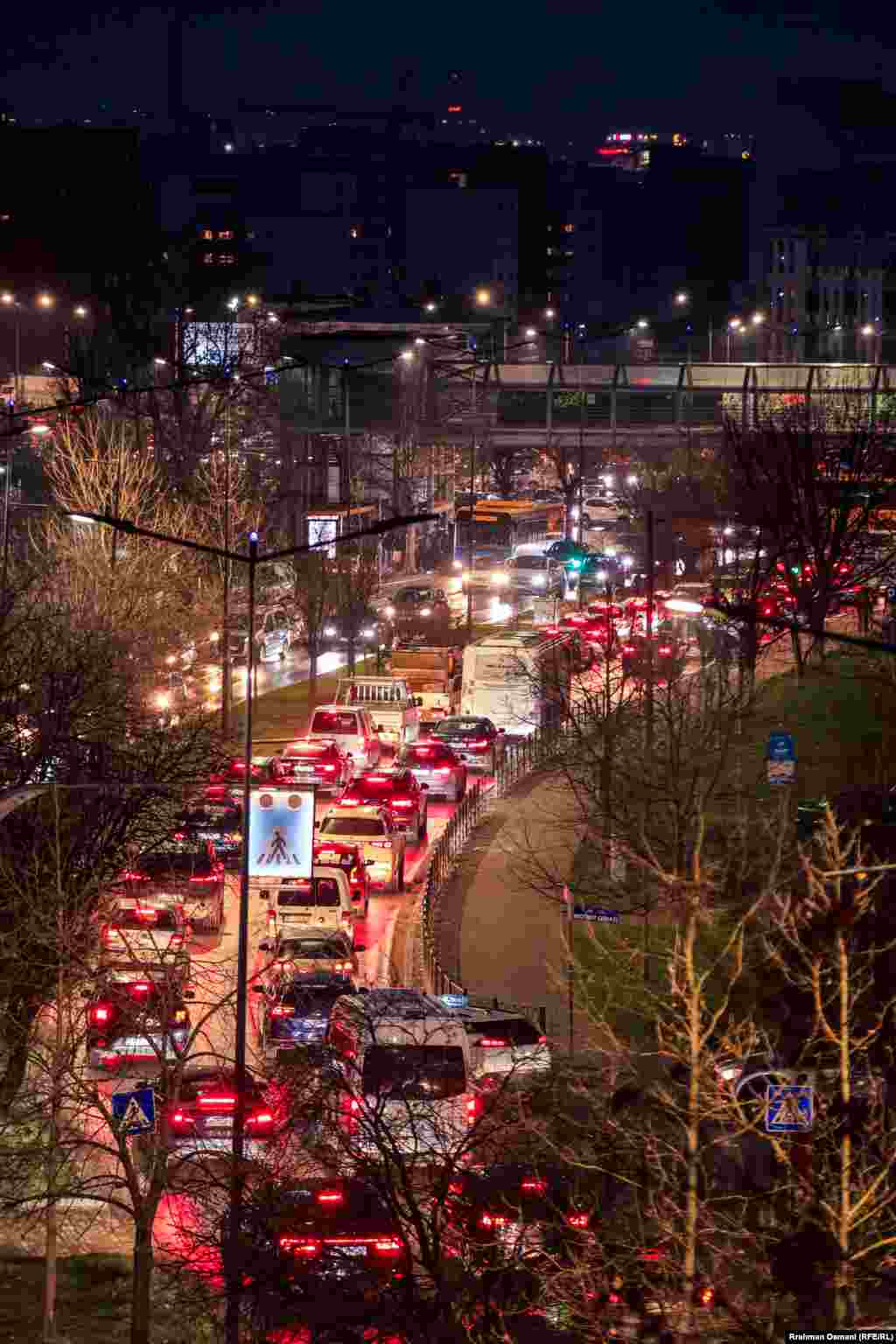 Një rrugë e bllokuar në Prishtinë nga veturat më 14 shkurt. Sipas të dhënave të Agjencisë së Statistikave të Kosovës për vitin 2024, në Kosovë ishin të regjistruara mbi 518 mijë mjete motorike. Nga to, 411.372 ishin vetura dhe pjesa tjetër mjete transportuese, autobusë, motoçikleta etj.