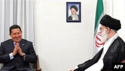 هوگو چاوز در سفرش به تهران با آیت الله خامنه ای نیز دیدار کرد.