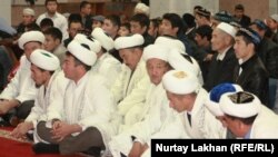Собравшиеся в центральной мечети Алматы люди слушают конкурсантов. Алматы, 26 октября 2013 года.