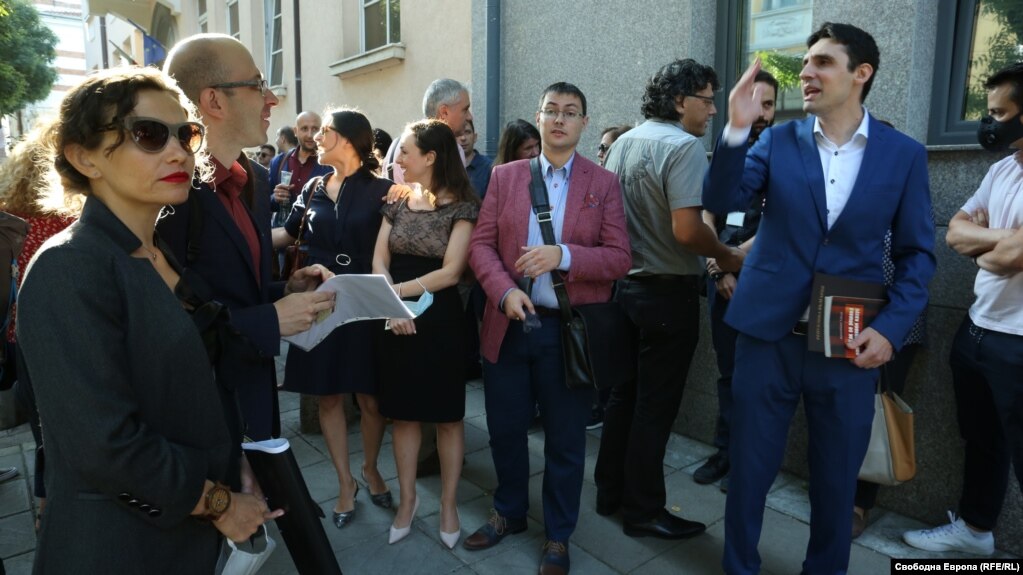 Десетки съдии се събраха на символичен протест пред ВСС на 16 септември 2020 г. Последва преработване на Единната информационна система на съдилищата, срещу която те протестираха. Година по-късно проблемите остават.