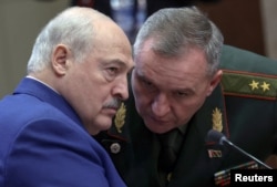 Президент Білорусі Олександр Лукашенко та міністр оборони Віктор Хренін виступають під час саміту Організації Договору про колективну безпеку (ОДКБ) у Бішкеку, Киргизстан, 27 листопада 2025 року