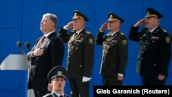 Президент України Петро Порошенко й військові під час виконання гімну на військовому параді, Київ, 24 серпня 2017 року