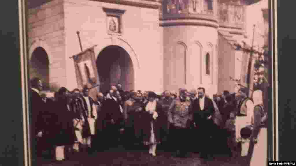 Familia regală și mareșalul Averescu ieșind din mănăstirea Putna, 1920.