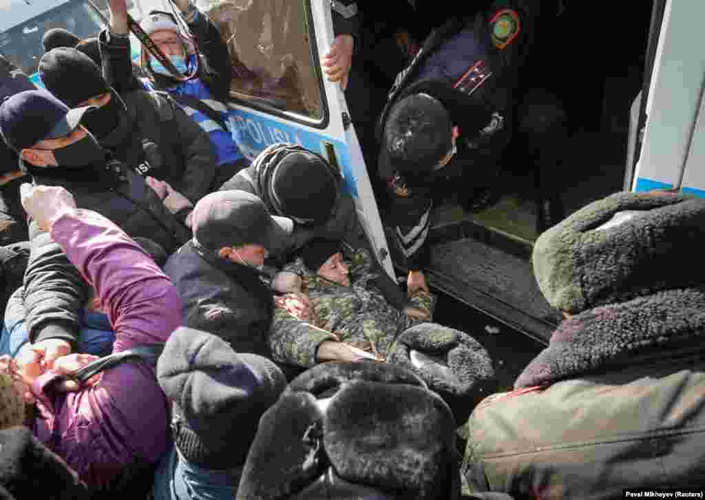 Сотрудники правоохранительных органов в Алматы задерживают человека во время акции протеста против того, что сторонники оппозиции называют политическими репрессиями в Казахстане 28 февраля