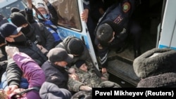 Полиция задерживает активистов в день митинга оппозиции. Алматы, 28 февраля 2021 года 