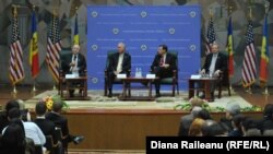 Американские сенаторы общаются со студентами Академии экономических знаний Молдовы