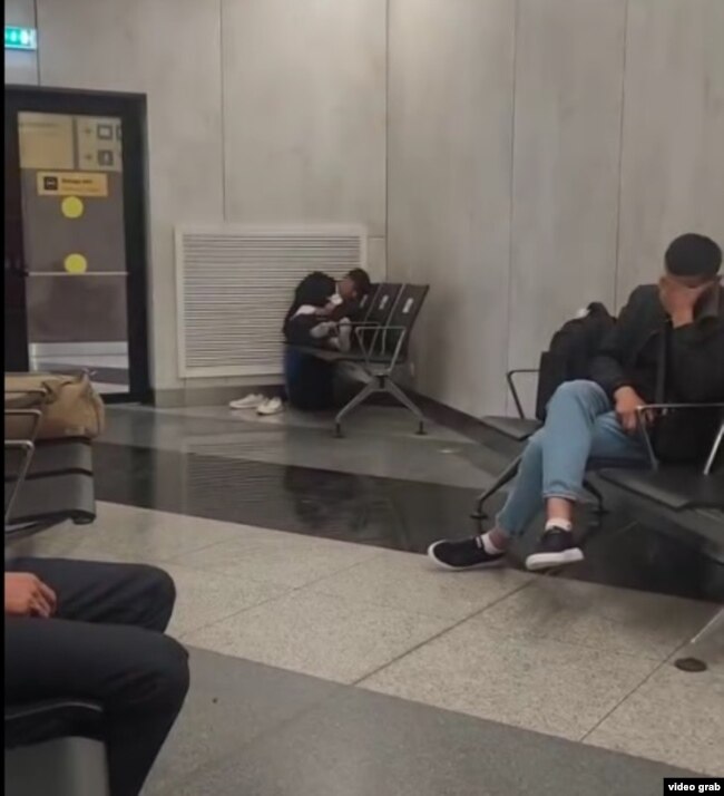 Pasagjerët taxhikë nuk u lejuan të hynin në Moskë pas ndërprerjes së fluturimeve dhe u detyruan që më 8 maj të qëndronin në aeroportin Sherbetejevo pa ujë e ushqim.