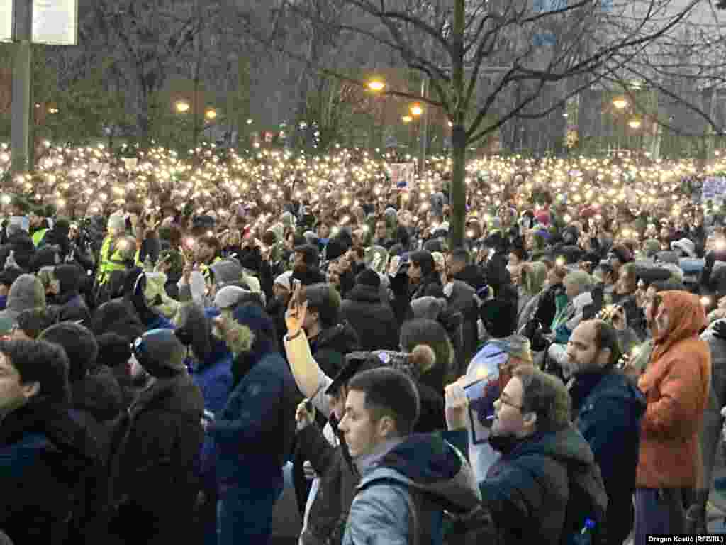 Svetla na mobilnim telefonima tokom odavanja počasti stradalima i u Beogradu ispred Ministarstva prosvete.