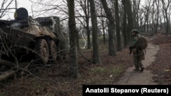 Ілюстраційне фото. Військовослужбовець 49-го окремого штурмового батальйону ЗСУ «Карпатська Січ» проходить повз знищений бронетранспортер у районі прифронтового міста Костянтинівка, Донецька область, 7 грудня 2025 року