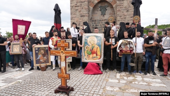 Pjesëtarë të kishës duke i kryer ritualet e planifikuara për këtë ditë.