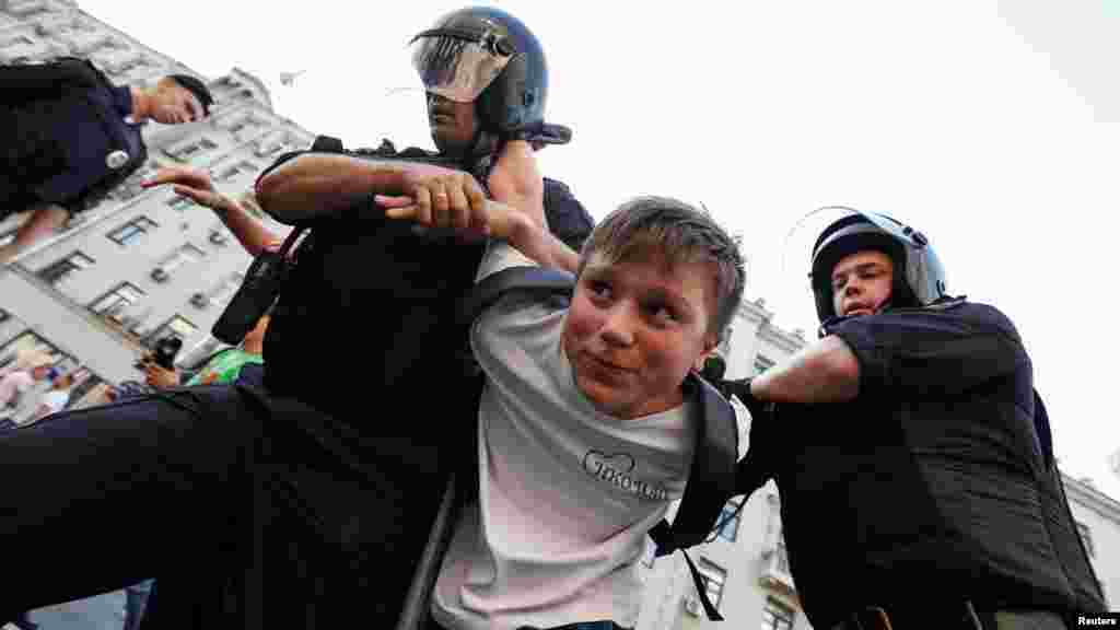 В Москве на митинге задержан несовершеннолетний. Согласно недавним соцопросам, около 90% россиян выступают против повышения возраста выхода на пенсию, и свыше 50% граждан намереваются участвовать в протестах против пенсионной реформы