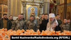 Sveštenik blagosilja 7.000 uskršnjih kolača za ukrajinske vojnike u katedrali Svetog Mihaila u Kijevu, 9. aprila.