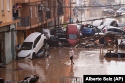 Uji grumbullon vetura në një llagje të Valencias, Spanjë, si pasoj e përmbytjeve vdekjeprurëse, 30 tetor 2024.