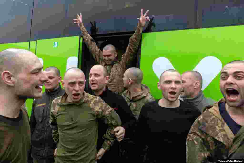 Емоції українських військових після повернення із російського полону
