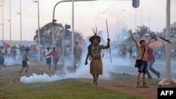 Persoane indigene protestează împotriva ținerii Campionatului Mondial de Fotbal în Brazilia. 27 mai 2014