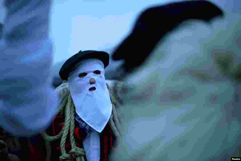 بازی&zwnj;های و نمایش&zwnj;هایی که عناصری از سیرک را در خود دارند، تمسخر مقامات، استفاده از پوشش&zwnj;هایی که اعضای بدن را به شکل غلو&zwnj;شده&zwnj;ای نشان می&zwnj;دهد، مثلا بینی&zwnj;ها یا دهن&zwnj;های بزرگ، عناصری که نمایانگر جانوران یا حتی موجودات عجیب و غریب است، پوشش&zwnj;ها و عناصری که نمایانگر بیماری و مرگ است، همه و همه در کارناوال&zwnj;های گوشه و کنار جهان دیده می&zwnj;شود. (در تصویر: منطقه باسک اسپانیا) 