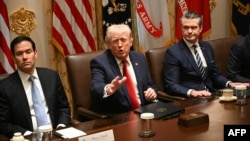 دونالد ترامپ در کنار مارکو روبیو وزیر خارجه (چپ) و پیت هگست وزیر دفاع (راست) در نشست کابینه 