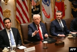 Президент США Дональд Трамп, з державним секретарем Марко Рубіо (ліворуч) та міністром оборони Пітом Хегсетом (праворуч), виступає під час засідання кабінету міністрів. Вашингтон, 26 березня 2026 року.