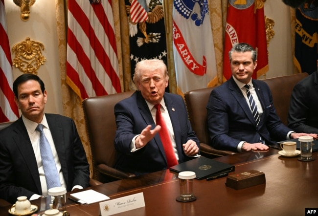 Президент США Дональд Трамп, з державним секретарем Марко Рубіо (ліворуч) та міністром оборони Пітом Хегсетом (праворуч), виступає під час засідання кабінету міністрів. Вашингтон, 26 березня 2026 року.