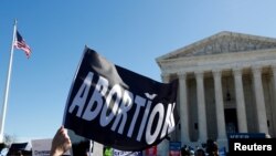 Femeilor din statul Texas li se interzice avortul după a șasea săptămână de sarcină, chiar dacă fătul a apărut în urma unui caz de incest sau viol. 
