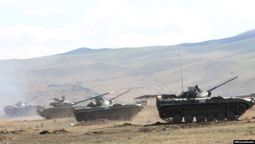 Ermənistan tankları 2015-ci ilin təlimlərində 