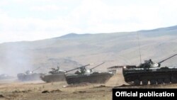 Российские танки проводят учения в Армении