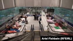 Метро Тель-Авіва, люди ховаютсья від обстрілів