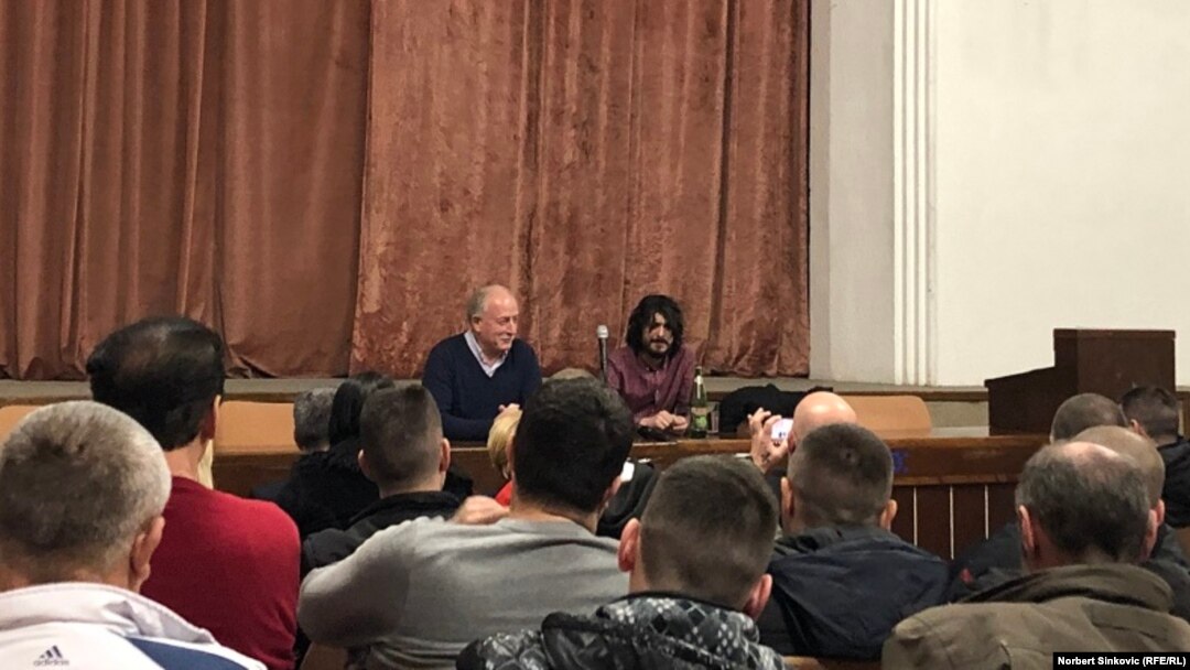 Šljivančanin (levo) na tribini, Novi Sad, 7. mart