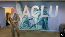 ACLU, condusă de Anthony D. Romero (în imagine la sediul din New York, la 8 noiembrie 2024), este una din organizațiile care contestă cel mai ferm ordinul executiv al lui Trump.