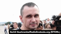 Алег Сянцоў на лётбішчы Барыспаль пасьля абмену зьняволенымі, 7 верасьня 2019