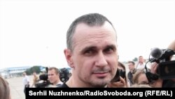 Oleg Sentsov Kyivdeki Borıspil ava limanında