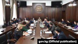 Кыргызстанда коронавируска байланыштуу эпидемиологиялык абалды көзөмөлдөгөн республикалык штабдын жыйыны.