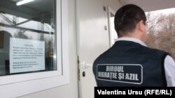 Angajat al Biroului de Migraţie şi Azil