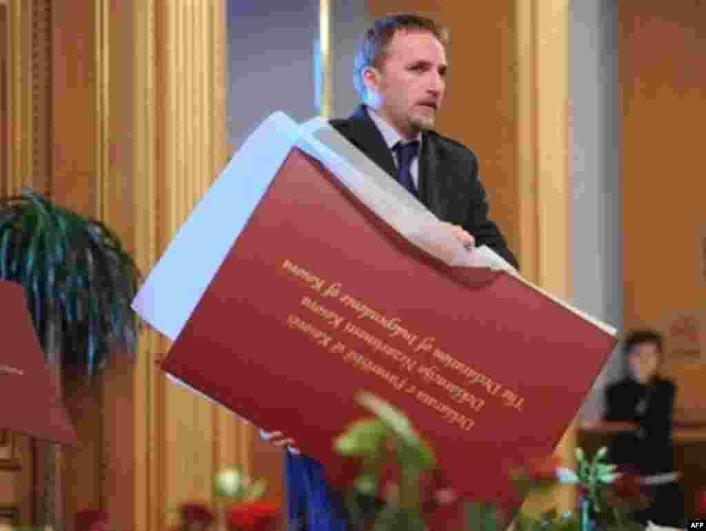 Deklarata e Pavarësisë së Kosovës... - An official carries a folder with the Kosovo declaration of independence from Serbia during an extraordinary parliament session on February 17, 2008