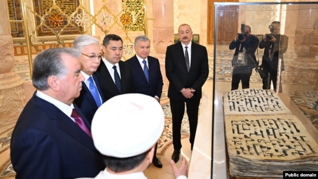 Лидер Азербайджана Ильхам Алиев (справа) и руководители центральноазиатских государств во время посещени Центра исламской цивилизации. Ташкент, 15 ноября 2025 года