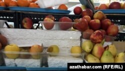 Bazarda satuwa çykarylan gök önümler.