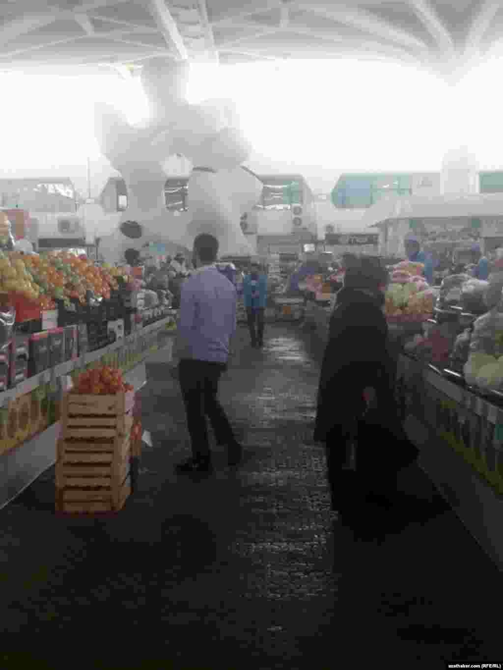 Aşgabat. Rus bazarynda söwda edýän satyjylar alyjylardan kän görünýär. Noýabr, 2020.