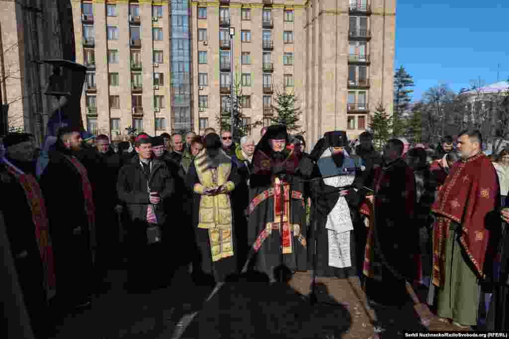 Панахида біля каплиці на Алеї Героїв Небесної сотні