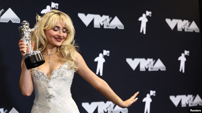 Сабрина Карпентър с наградата за песен на годината на MTV