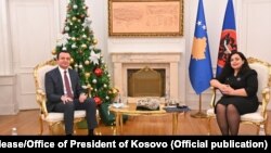 Albin Kurti na susretu sa v.d. predsednicom Kosov Vjosom Osmani tokom konsultacija sa partijama o terminu održavanja izbora