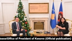 Kryetari i Lëvizjes Vetëvendosje, Albin Kurti gjatë takimit konsultativ me ushtruesen e detyrës së presidentit të Kosovës, Vjosa Osmani. Prishtinë, 22 dhjetor, 2020. 