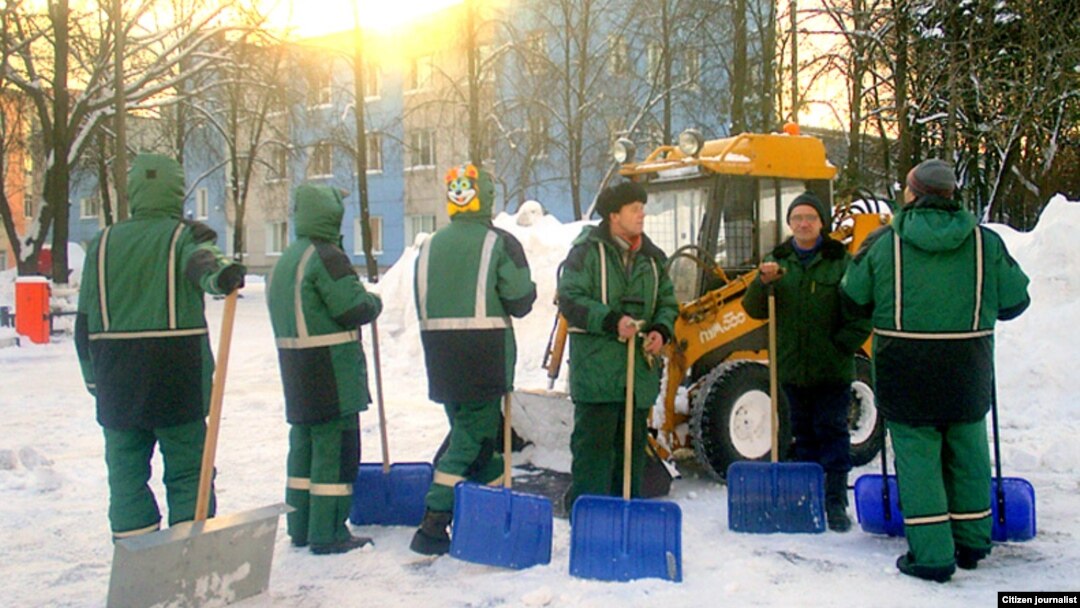 Москвада қор кураётган ўзбек меҳнат муҳожирлари.