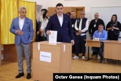 George Simion votează împreună cu politicianul prorus Călin Georgescu.