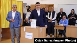 Симион и Джорджеску (слева) на участке
