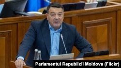 Deputatul comunist, Constantin Starîș, vorbind de la tribuna parlamentului