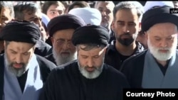 Sinovi pokojnog iranskog vrhovnog vođe Alija Hamneija, Mejsam (levo), Masud (u sredini) i Mostafa) prisustvuju sahrani oca 5. jula 2026.