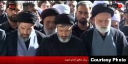 از راست: مصطفی،‌ مسعود، میثم خامنه‌ای هنگام اقامه نماز بر پیکر پدرشان