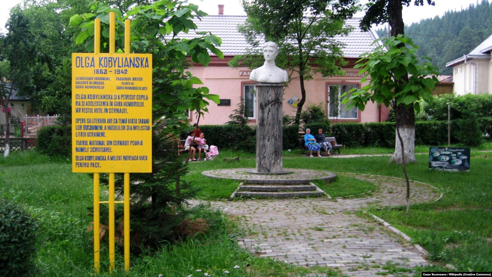 Пам'ятник Ользі Кобилянській на її батьківщині в місті Ґура-Гуморі (Румунія)